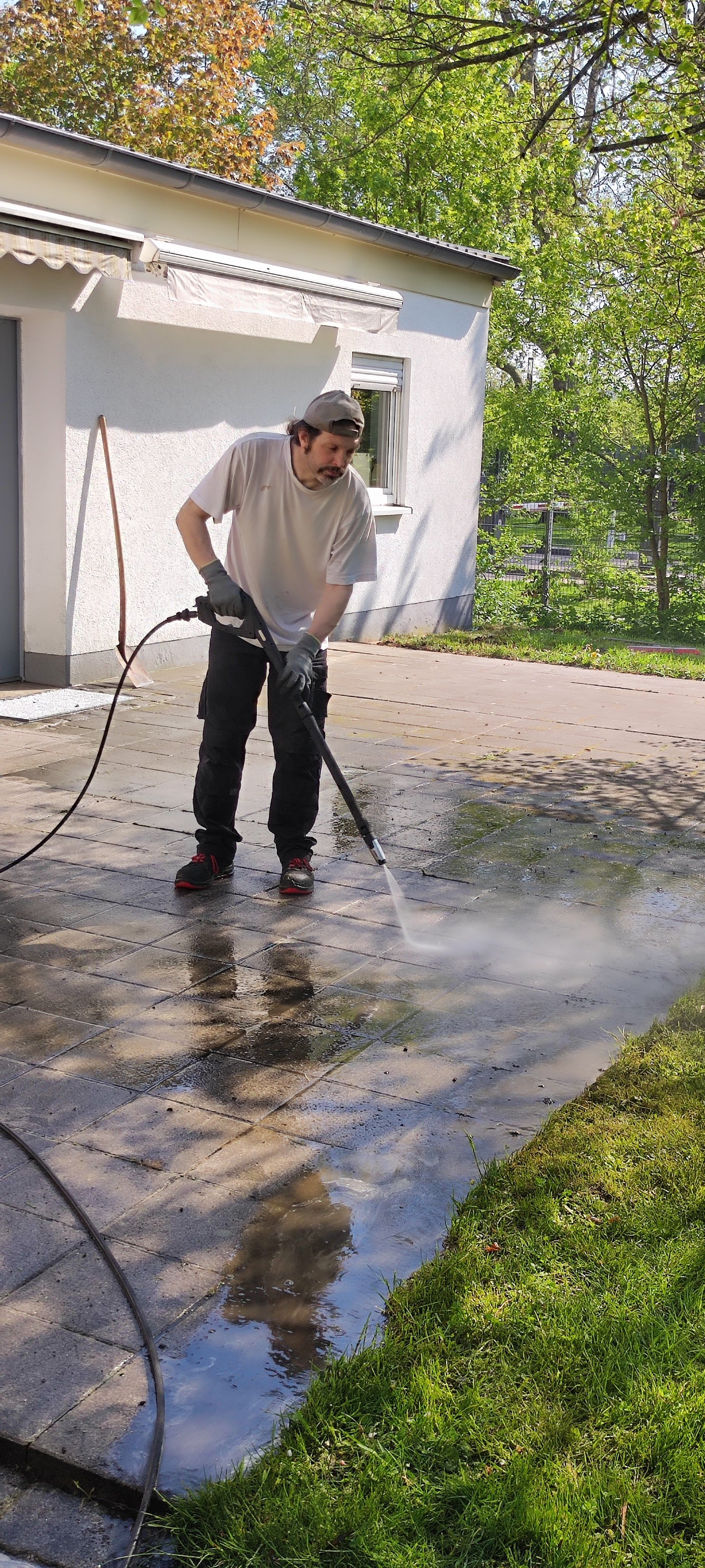 Terrasse mit dem Hochdurckreiniger säubern