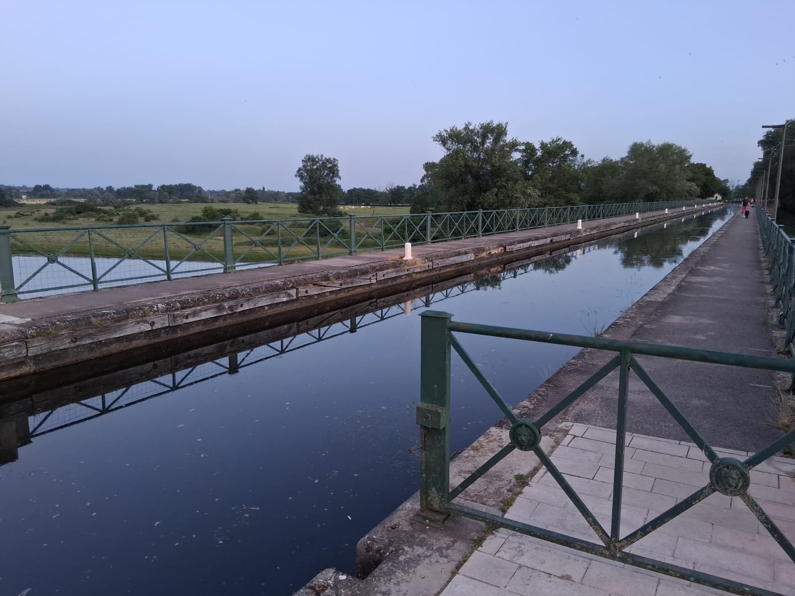 Sehenswert ist die Kanalbrücke Digoin. Sie ist eine Trogbrücke. Auf ihr quert der Canal lateral a la Loire den tiefer gelegenen Fluss Loire.