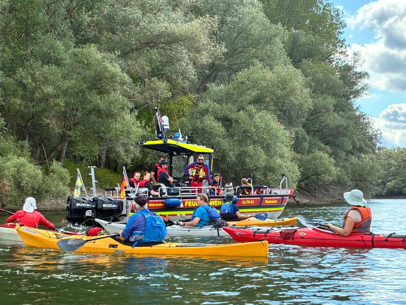 Ein Feuerwehrschiff war die Attraktion, es sollte die Gruppe sicher geleiten.