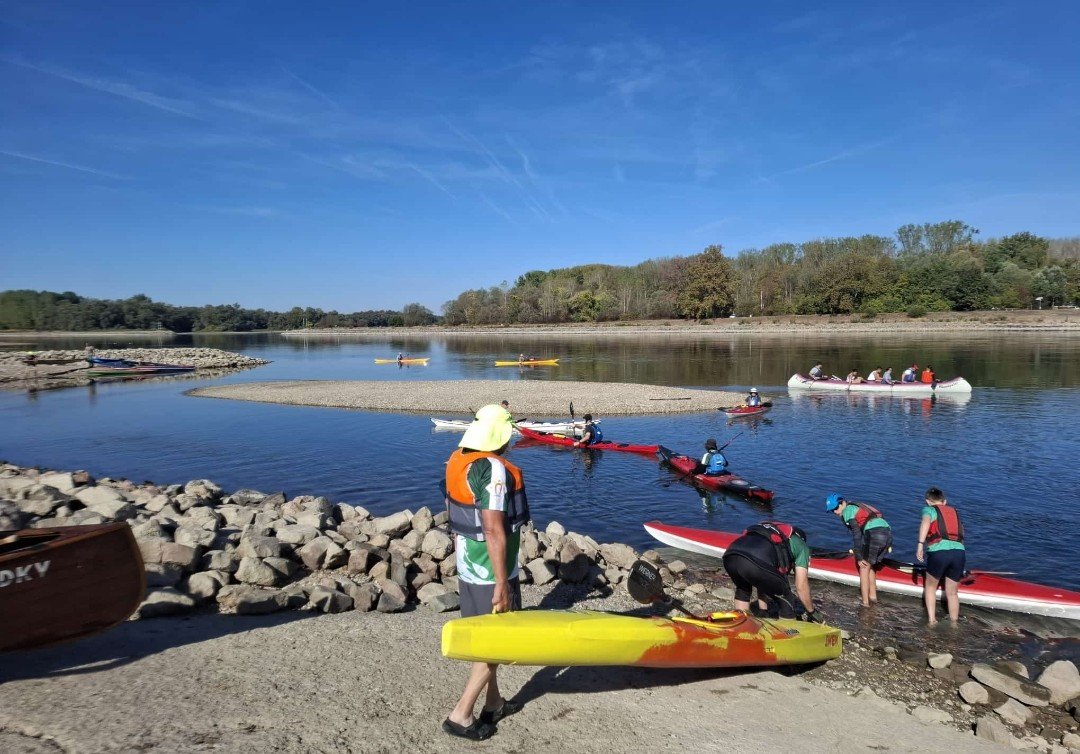 Abpaddeln der Brühler Kanuten auf dem Rhein.